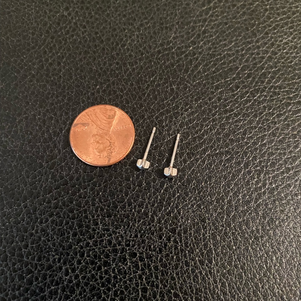 Tiny star studs - Picture 4 of 4
